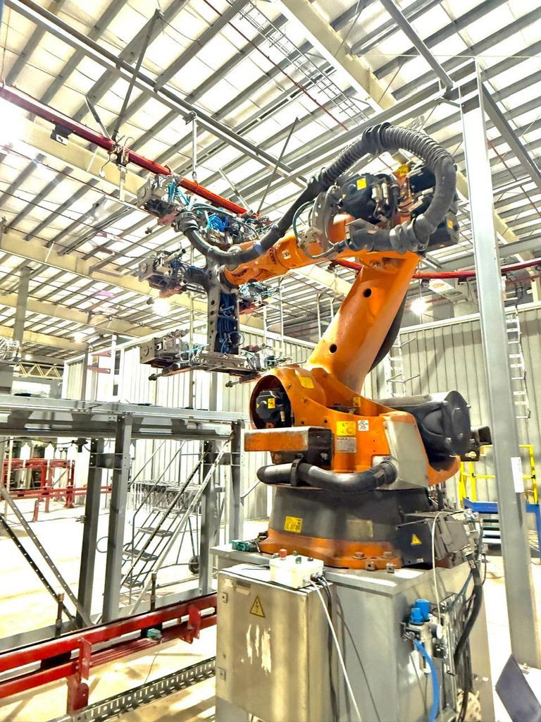 Robot industrial en una línea de pintura instalada por Praimex